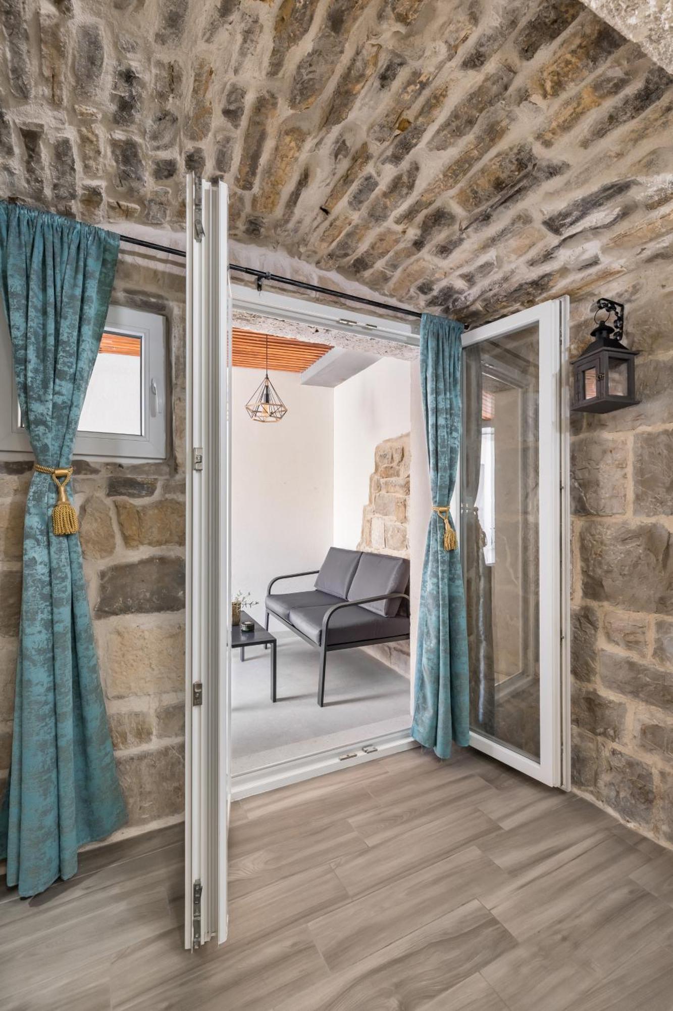 Heritage Apartman Geza In Centar With Private Parking Kaštela Екстериор снимка